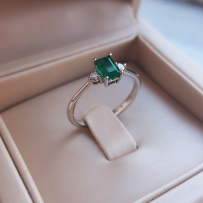 Λευκόχρυσο δαχτυλίδι Κ18 με σμαράγδι και διαμάντια