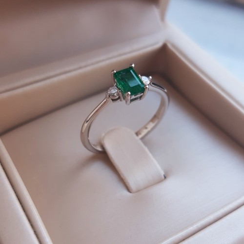 Λευκόχρυσο δαχτυλίδι Κ18 με σμαράγδι και διαμάντια