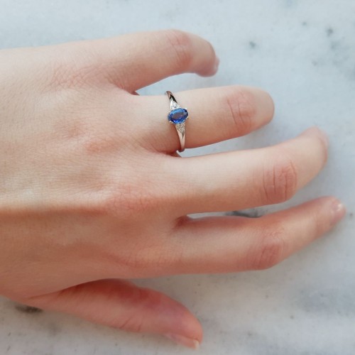 Λευκόχρυσο δαχτυλίδι Κ18 με διαμάντια και ζαφείρια