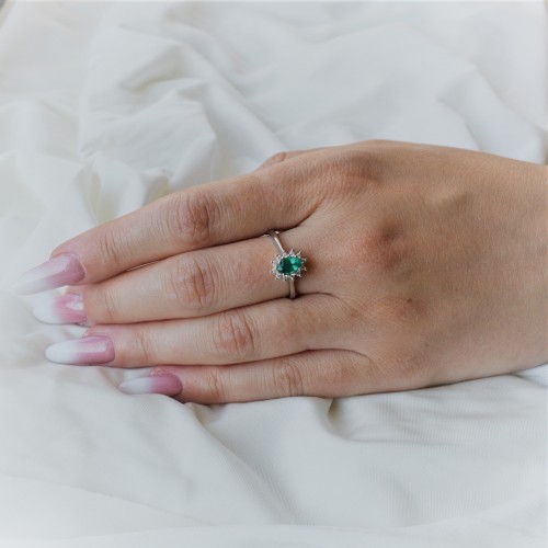 Λευκόχρυσο δαχτυλίδι ροζέτα Κ18 με σμαράγδι και διαμάντια