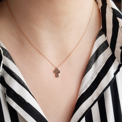 Σταυρός από ροζ χρυσό Κ18 με μαύρα διαμάντια