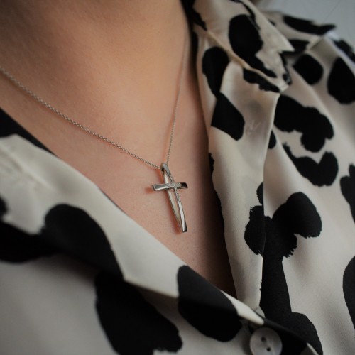 Λευκόχρυσος σταυρός Κ18 με διαμάντια και αλυσίδα