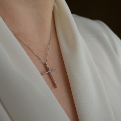 Λευκόχρυσος σταυρός Κ18 με διαμάντια και αλυσίδα