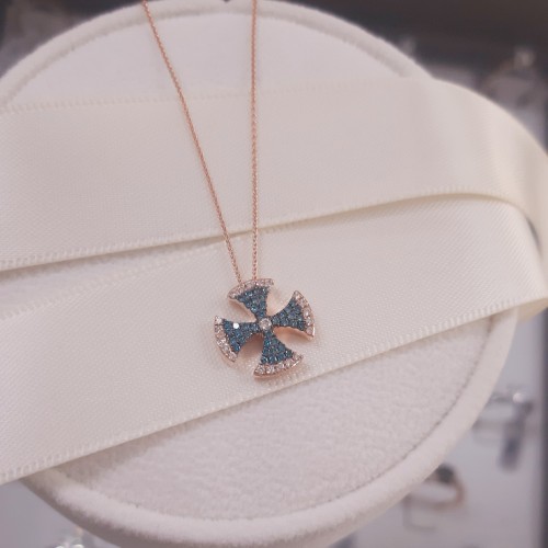 Ροζ χρυσός σταυρός Κ18 με διαμάντια