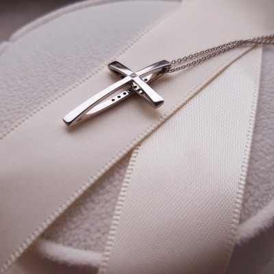 Λευκόχρυσος σταυρός Κ18 με διαμάντια και αλυσίδα