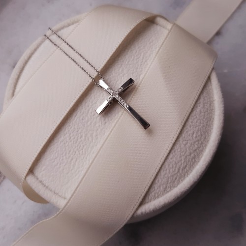 Λευκόχρυσος σταυρός Κ18 με διαμάντια και αλυσίδα