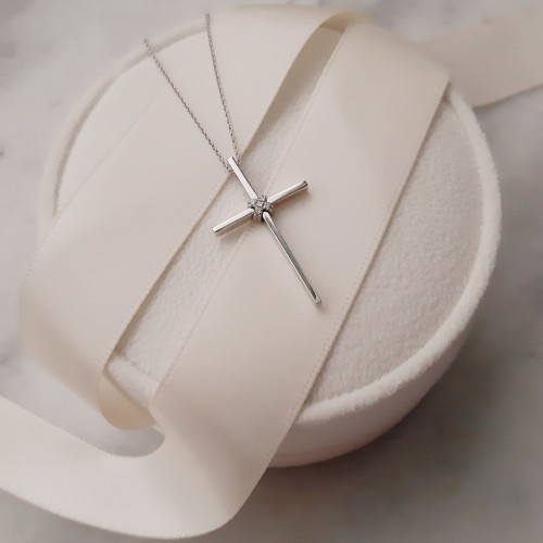 Λευκόχρυσος σταυρός Κ18 με διαμάντια και αλυσίδα