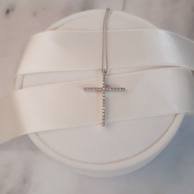 Λευκόχρυσος σταυρός Κ18 με διαμάντια και αλυσίδα