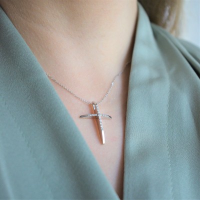 Λευκόχρυσος σταυρός Κ18 με διαμάντια και αλυσίδα