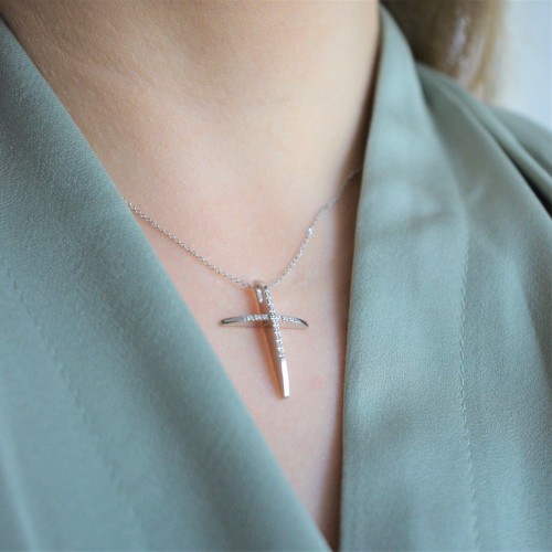 Λευκόχρυσος σταυρός Κ18 με διαμάντια και αλυσίδα