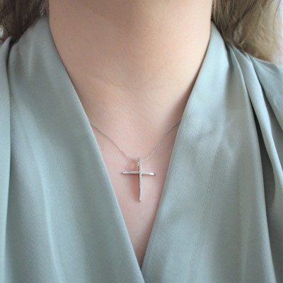 Λευκόχρυσος σταυρός Κ18 με διαμάντια και αλυσίδα