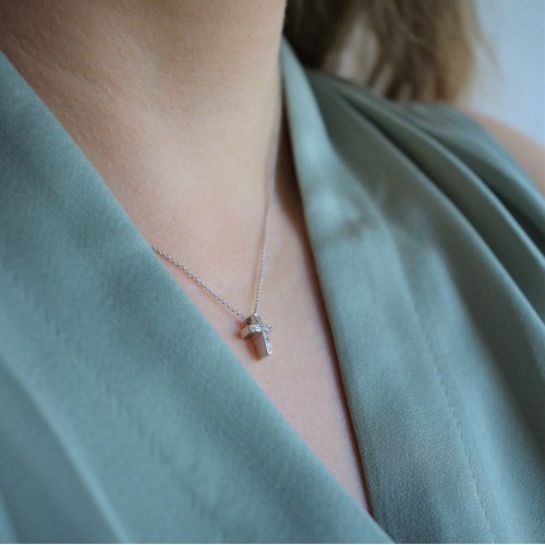 Λευκόχρυσος σταυρός Κ18 με διαμάντια και αλυσίδα