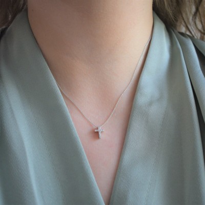 Λευκόχρυσος σταυρός Κ18 με διαμάντια και αλυσίδα