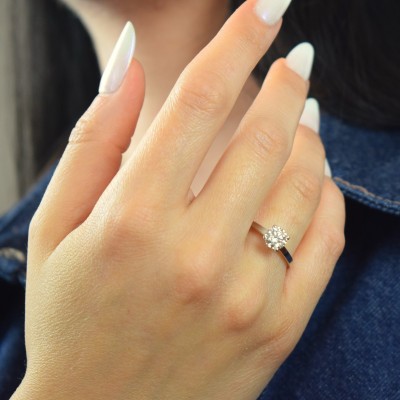 Λευκόχρυσο μονόπετρο δαχτυλίδι Κ18 με lab grown diamond