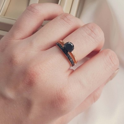 Μονόπετρο δαχτυλίδι από ροζ χρυσό Κ18 με black diamonds